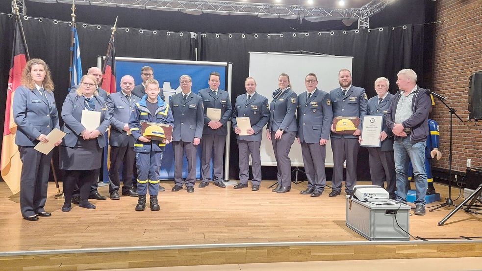 Zahlreiche Helferinnen und Helfer wurden für ihre langjährige Mitgliedschaft im Technischen Hilfswerk und für herausragende Leistungen geehrt. Foto: Loger