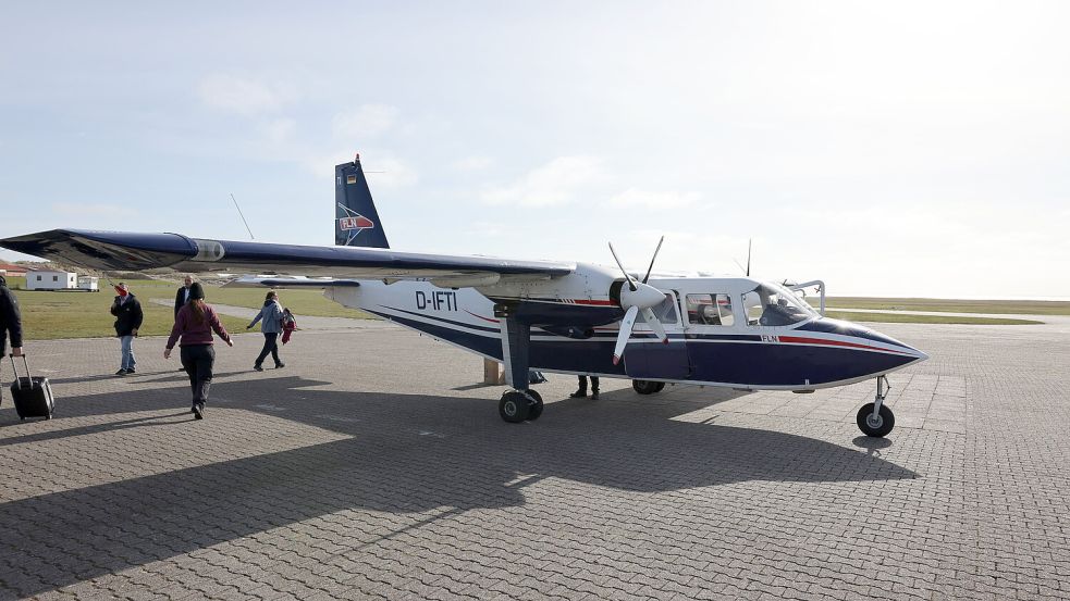 Ein Inselflieger ist auf Juist gelandet. Dieses Bild wird es schon bald nicht mehr geben. Foto: Claus Hock