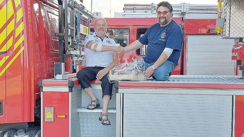 Wittmunds Ortsbrandmeister Rainer Nagel (rechts) beglückwünscht Günter Donat zu seiner 190. Blutspende. Foto: privat