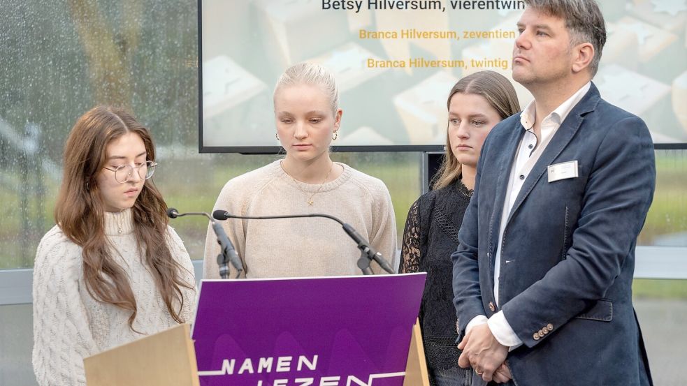 Anja Gröger-Valdez, Sophia Beck und Julia van der Zijl verlasen im ehemaligen Durchgangslager Westerbork die Namen von Holocaust-Opfern. Neben ihnen steht Sipke Witteveen vom Erinnerungszentrum Kamp Westerbork. Foto: privat