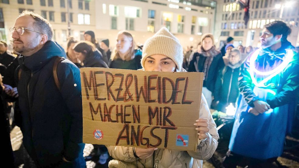 Am Vorabend der Abstimmungen im Bundestag fand in Berlin eine Kundgebung gegen die AfD und die Asylpolitik von CDU/CSU statt. Foto: Christoph Soeder/dpa