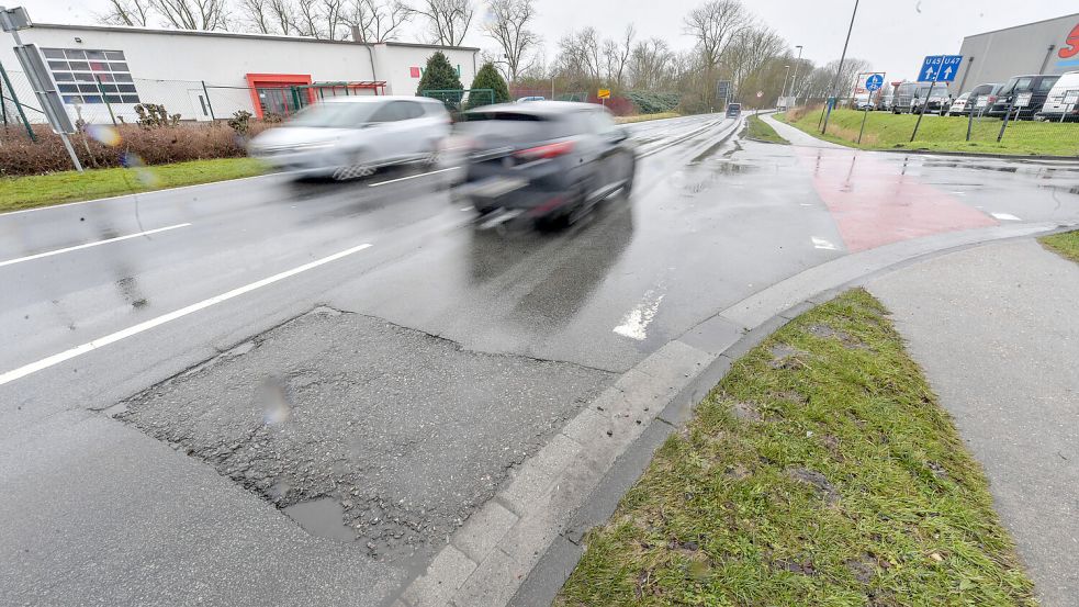 Die Fahrbahn der Deichstraße in Leer soll in diesem Jahr auf 500 Metern erneuert werden. Foto: Ortgies