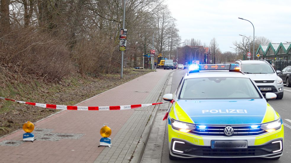 Die Polizei sperrte den Fundort der Leiche am Dienstagmittag ab. Foto: Romuald Banik