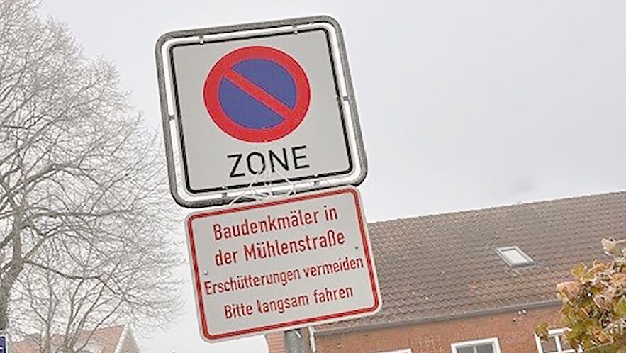 Dieses Schild wurde in Greetsiel entdeckt. Die Gemeinde hat es nicht angebracht. Foto: privat