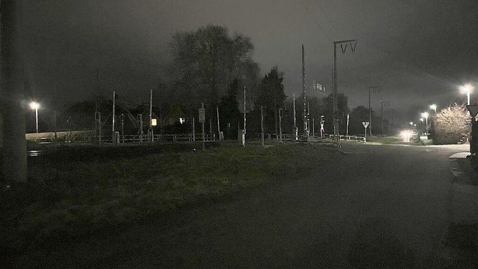 Der Bahnübergang Moorweg in Leer ist nachts nicht beleuchtet. Foto: privat