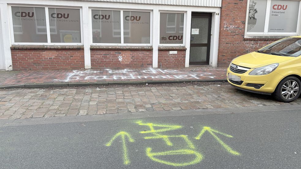 Das CDU-Büro in Emden wurde in der Nacht zu Donnerstag nach einer Abstimmung im Bundestag mit Graffiti besprüht. Auf der Straße steht „AfD“ mit Pfeilen zum Büro. Fotos: Hanssen