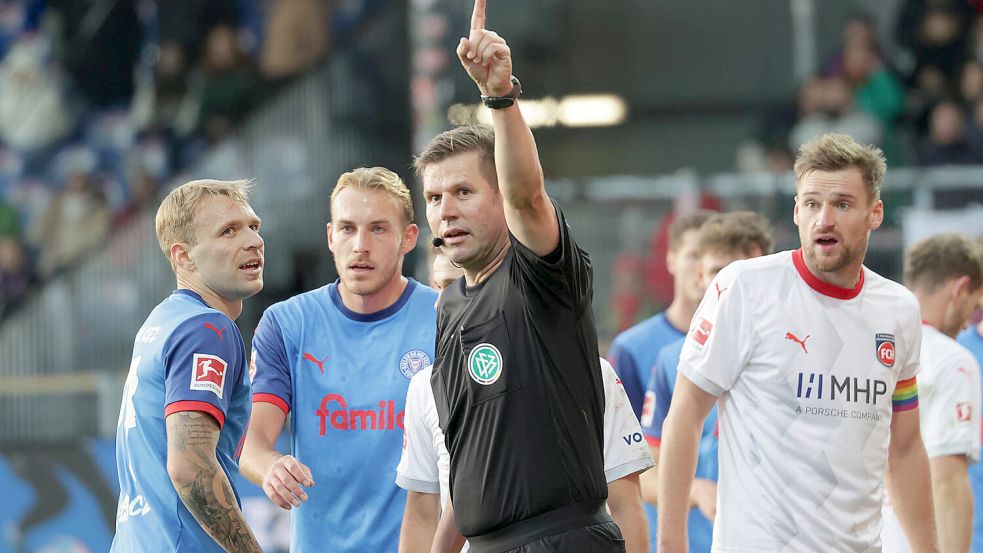 Der Osnabrücker Bundesliga-Schiedsrichter Frank Willenborg (Mitte): Auch er könnte bald vom Audiokommentar-Testprojekt betroffen sein. Foto: www.imago-images.de