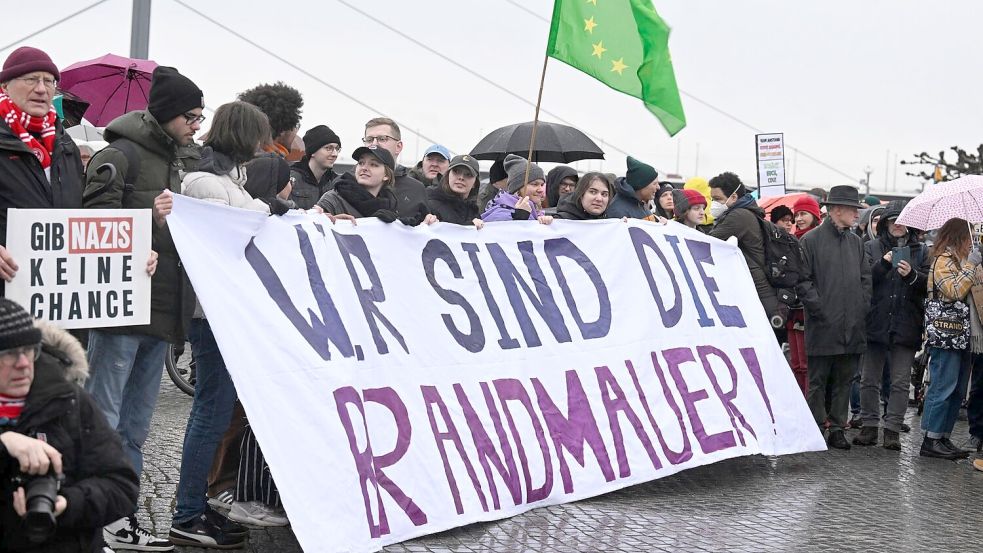 Demonstranten in Düsseldorf protestieren gegen die Abstimmung der Union mit der AfD. Foto: Roberto Pfeil/dpa