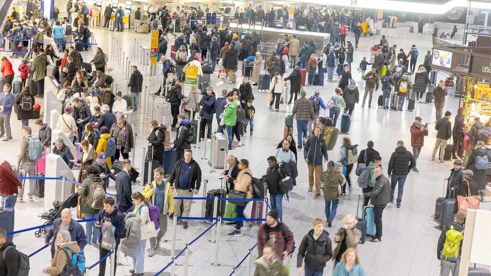 Passagiere am Flughafen Frankfurt. (Symbolbild) Foto: Helmut Fricke/dpa