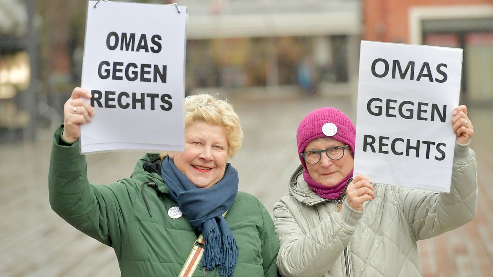 Sie halten ihre Parole hoch: Anne Appel und Hilde Pitters von den Emder Omas gegen Rechts. Foto: Ortgies