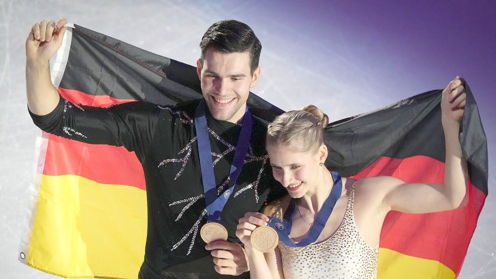 Nikita Wolodin (l) und Minerva Hase (r) holten erstmals seit 2011 wieder Gold für Deutschland bei einer Eiskunstlauf-EM. Foto: Sergei Grits/AP/dpa