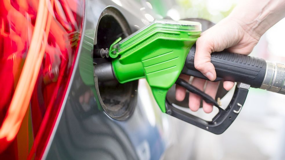 Fast umsonst konnten Autofahrer ihre Fahrzeuge an einer Tankstelle im Allgäu betanken. (Symbolbild) Foto: Sven Hoppe/dpa