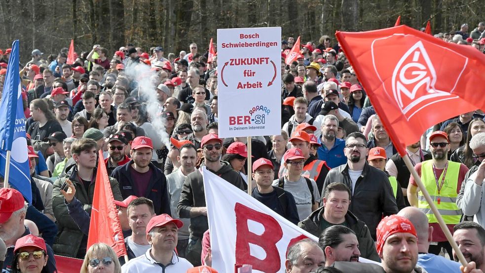 Im Frühjahr 2024 hatten Tausende Bosch-Mitarbeiter gegen Jobstreichungen protestiert. Weitere Abbauprogramme sind nicht ausgeschlossen. (Archivbild) Foto: Bernd Weißbrod/dpa