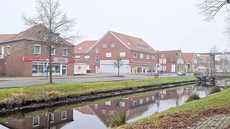 In dem Bereich des Splittingkanals in Papenburg nahe der Brücke war der Tote durch einen Zufall entdeckt worden. Unser Foto entstand am Tag des Leichenfundes. Foto: Hitchcock