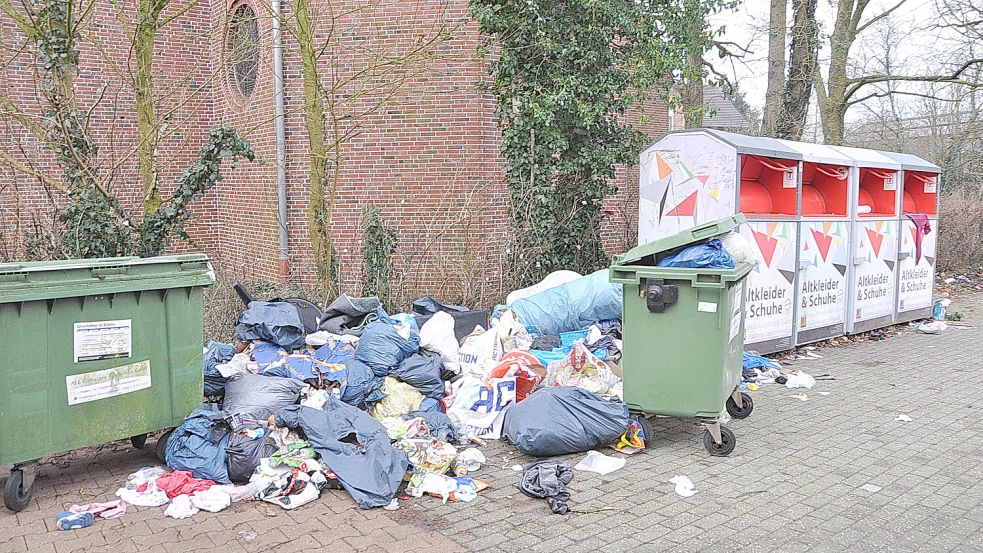 Zwischen Kirche und Combi in Weener lagen Müllsäcke. Foto: Wolters