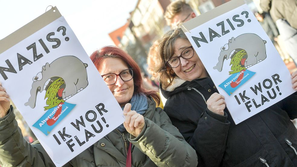 Demonstrantinnen hielten bei der Groß-Demo gegen Rechtsextremismus im Januar 2024 eindeutige Plakate hoch: „Nazis? Ik wor flau“ (deutsch: „mir wird schlecht“). An diesem Samstag wird zu einer Spontan-Demo gegen rechts aufgerufen. Foto: Ortgies/Archiv