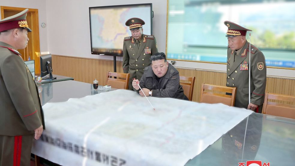 Die von Machthaber Kim Jong Un nach Russland entsendeten Soldaten sollen wegen hoher Verluste im Kampf mit ukrainischen Truppen vorerst von der Front abgezogen worden sein. (Archivbild) Foto: -/KCNA/YNA/dpa