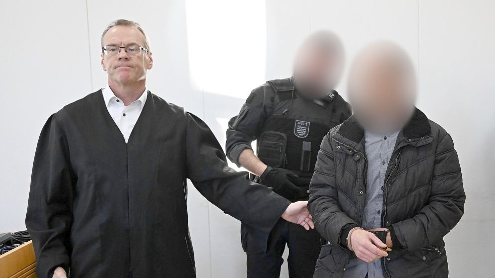 Der wegen Mordes an der neunjährigen Valeriia verurteilte 37-Jährige (r) wird im Landgericht Chemnitz neben seinem Verteidiger Jörg Neuber (l) vorgeführt. (Archivbild) Foto: Hendrik Schmidt/dpa