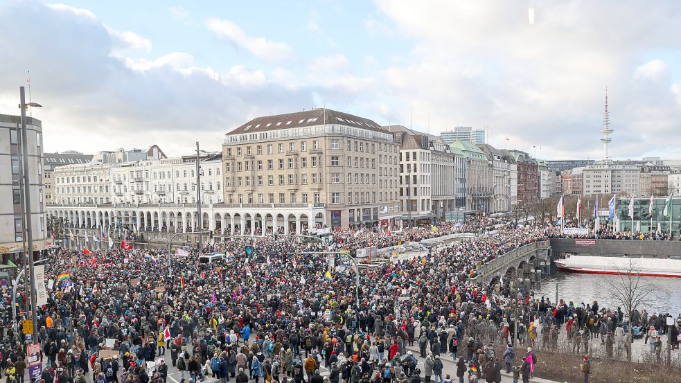 Blick auf den Jungfernstieg zu Beginn der Demonstration. Foto: dpa