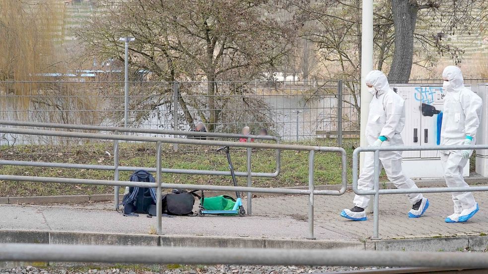 Gepäck und ein Roller stehen noch an der Haltestelle. Foto: Andreas Rosar/dpa