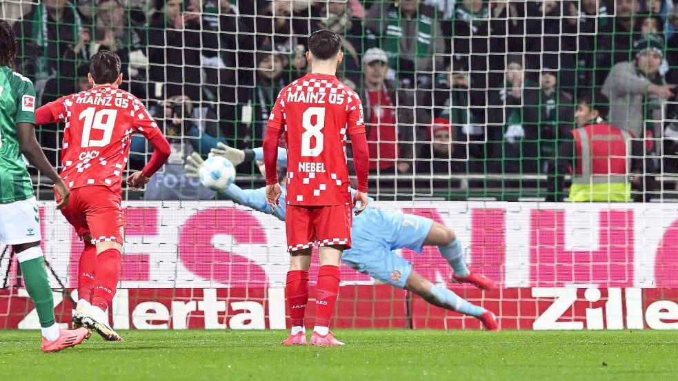 Der Mainzer Torwart Robin Zentner pariert einen Elfmeter von Werders Marvin Ducksch. Foto: Carmen Jaspersen/dpa