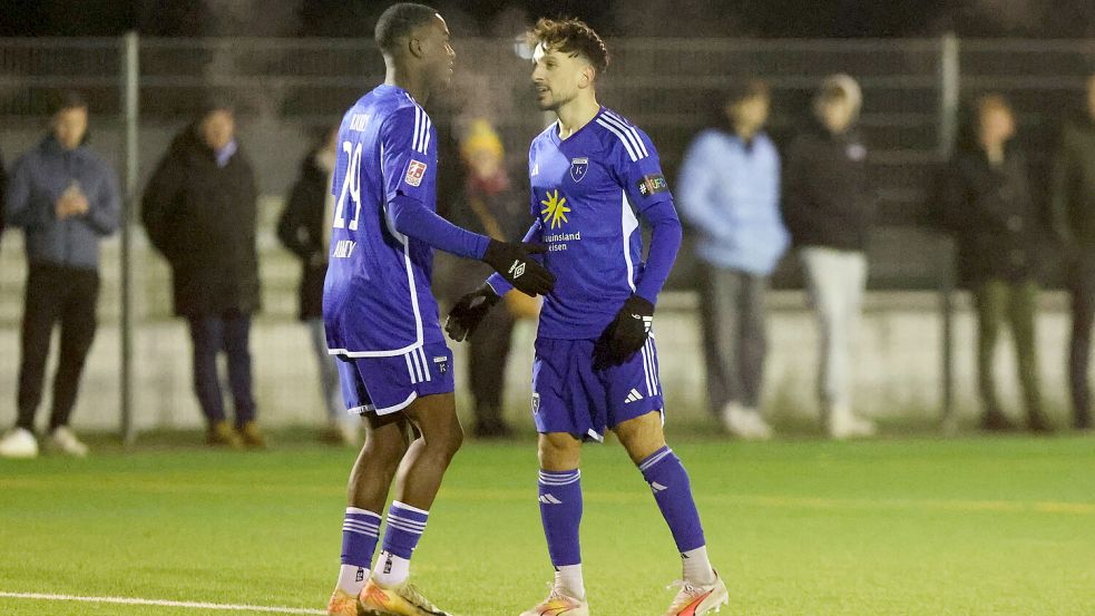 Said Abbey (links) und Kai Kaissis trafen vor der Pause jeweils einmal. Foto: Doden, Emden