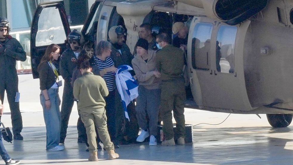 Insgesamt drei aus Israel entführte Männer kamen im Rahm eines Deals zwischen Israel und der Hamas am Samstag frei. Foto: Ohad Zwigenberg/AP/dpa