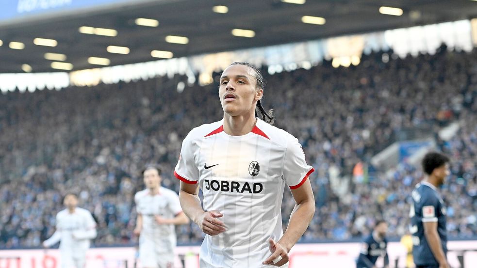 Kiliann Sildillia bejubelt sein Tor zum 1:0 für Freiburg. Foto: Anke Waelischmiller/dpa