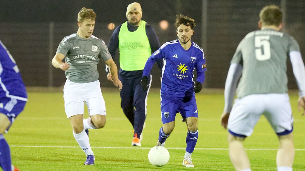 BSV-Mann Patrick van Hove (Mitte) griff beim Kickers-Spiel (rechts Kai Kaissis) gegen Borssum zur Pfeife. Fotos: Doden