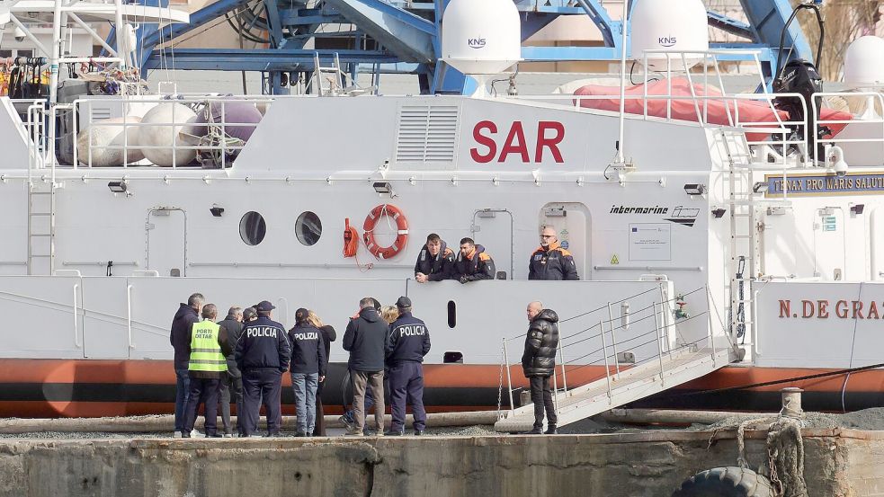 Nach einer neuen Niederlage vor Gericht muss Italiens Rechtsregierung mehr als 40 Mittelmeer-Flüchtlinge aufnehmen. Foto: Vlasov Sulaj/AP/dpa