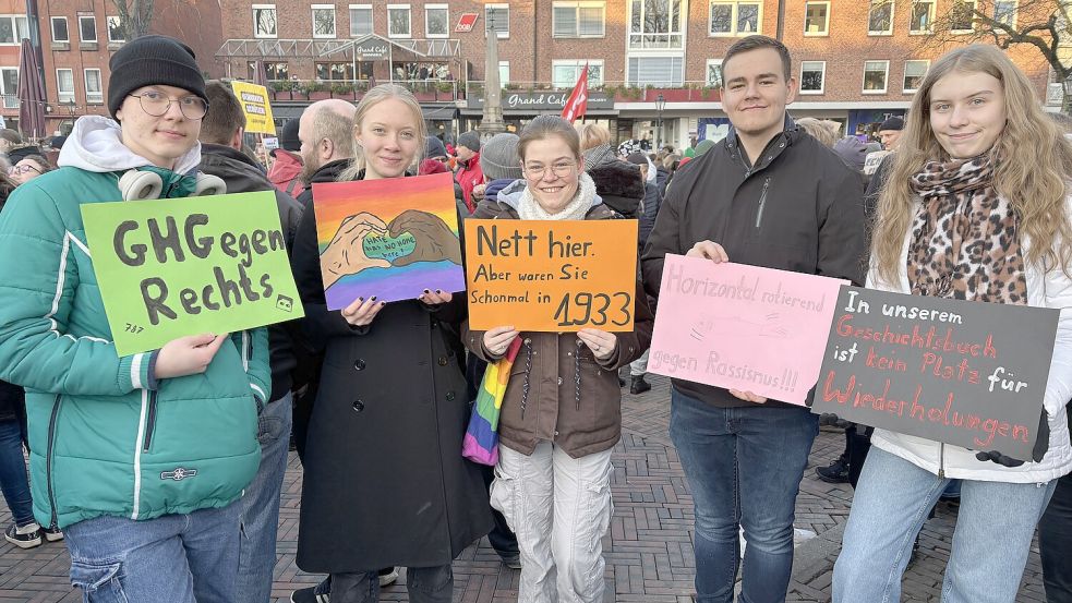 Viele junge Menschen haben im Stadtgarten ein Zeichen gegen rechts gesetzt. Fotos: Hanssen