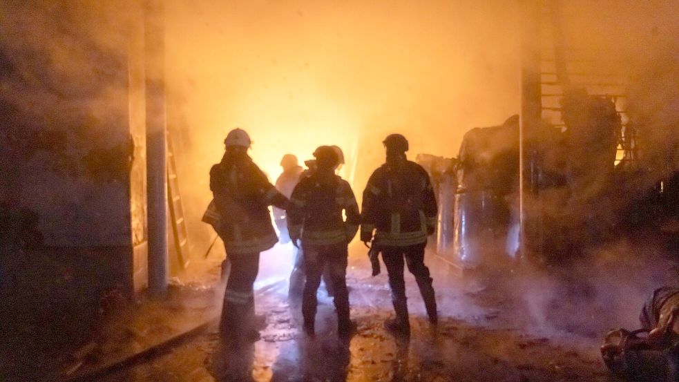 Auch in Charkiw gab es russische Angriffe. Feuerwehrleute löschen einen Brand in einer Fabrik. Foto: Yevhen Titov/ZUMA Press Wire/dpa