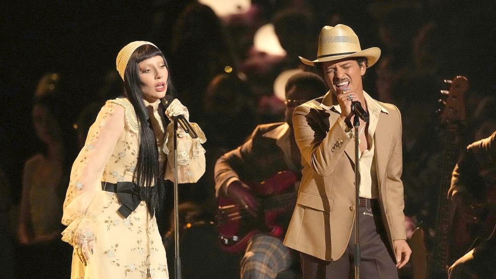 Lady Gaga und Bruno Mars erinnerten mit „California Dreamin‘“ an die Opfer der Waldbrände. Foto: Chris Pizzello/Invision/AP/dpa