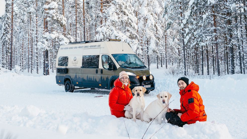 Tomke und Jakob Prößdorf aus Leer sind mit ihren Hunden Ivy und Alice in Skandinavien unterwegs. Foto: FeuerQuell Fotografie