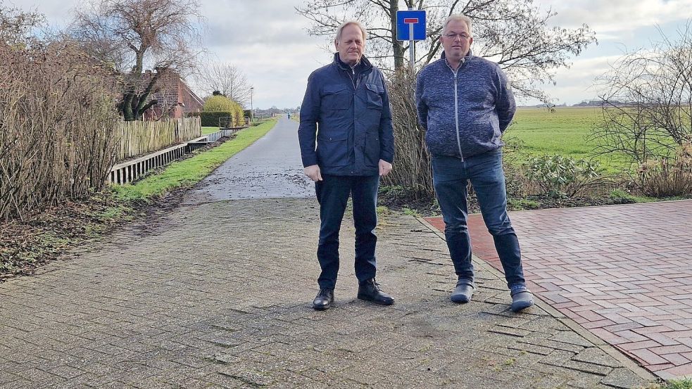 Alfred Voß (links) und Derk Bruhns ärgern sich über den schlechten Zustand des Jansumer Wegs. Foto: Gettkowski