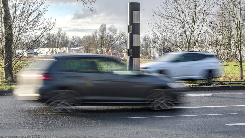 Der neue Blitzer an der Larrelter Straße erwischt Raser auf beiden Fahrbahnen. Foto: Ortgies