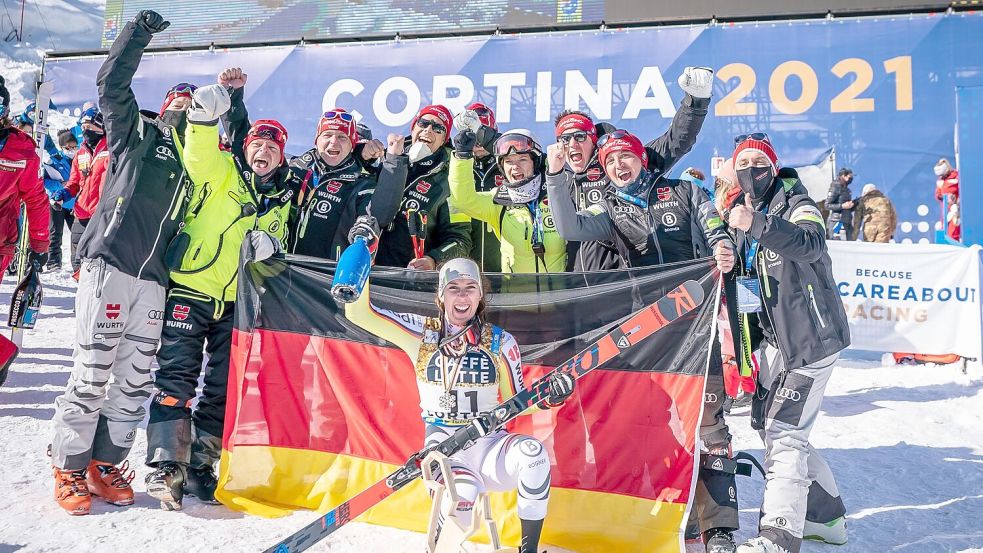 Kira Weidle bejubelt ihr Überraschungs-Silber bei der WM 2021 in Cortina. (Foto Archiv) Foto: Michael Kappeler/dpa