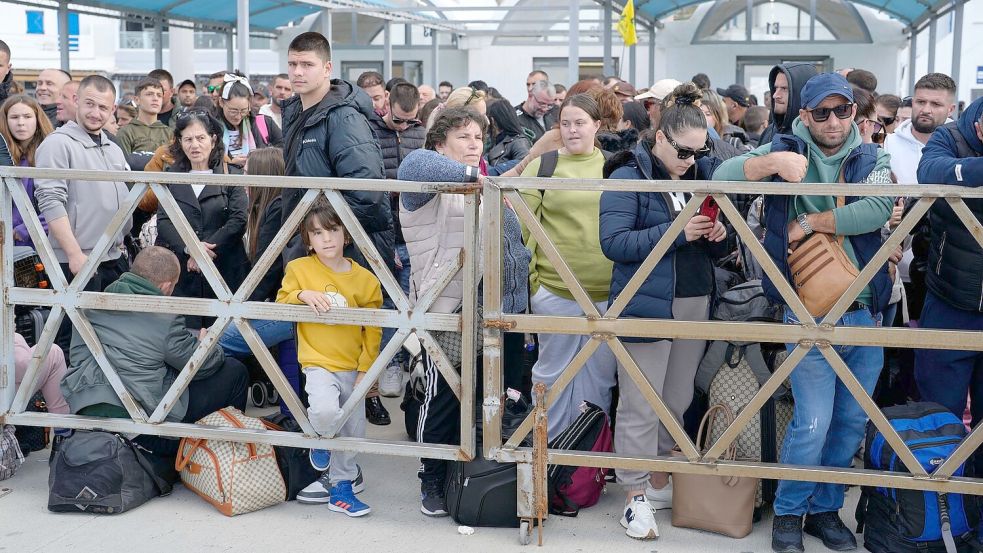 Schnell weg: Am Fährhafen herrscht Hochbetrieb. Foto: Petros Giannakouris/AP/dpa