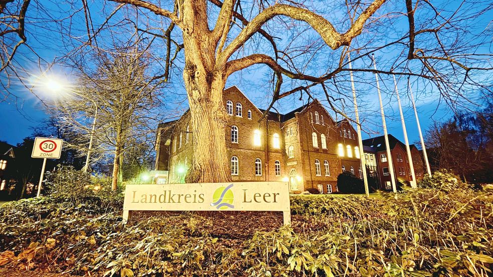 Rumort es hinter den Mauern des Kreishauses in Leer? Landrat Matthias Groote und die Erste Kreisrätin stehen im Mittelpunkt harter Kritik. Foto: Ortgies