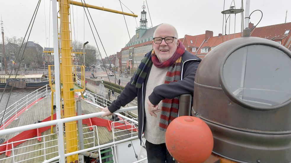 Das Feuerschiff gehört zum Emder Stadtbild wie das Rathaus oder das Otto-Haus. Heinz-Günther Buß als Vorsitzender des Fördervereins erinnert sich an die Zeit, als das Schiff in Turbulenzen geriet. Foto: Ortgies