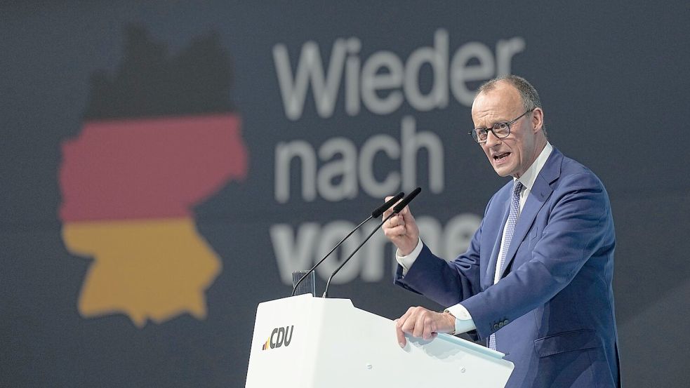 Unionskanzlerkandidat Friedrich Merz kämpft mit dem Verdacht, es könne nach der Wahl eine schwarz-blaue Zusammenarbeit geben. Am Rande des Parteitags gibt es Proteste. Drinnen gibt Merz ein klares Versprechen. Foto: Michael Kappeler/dpa