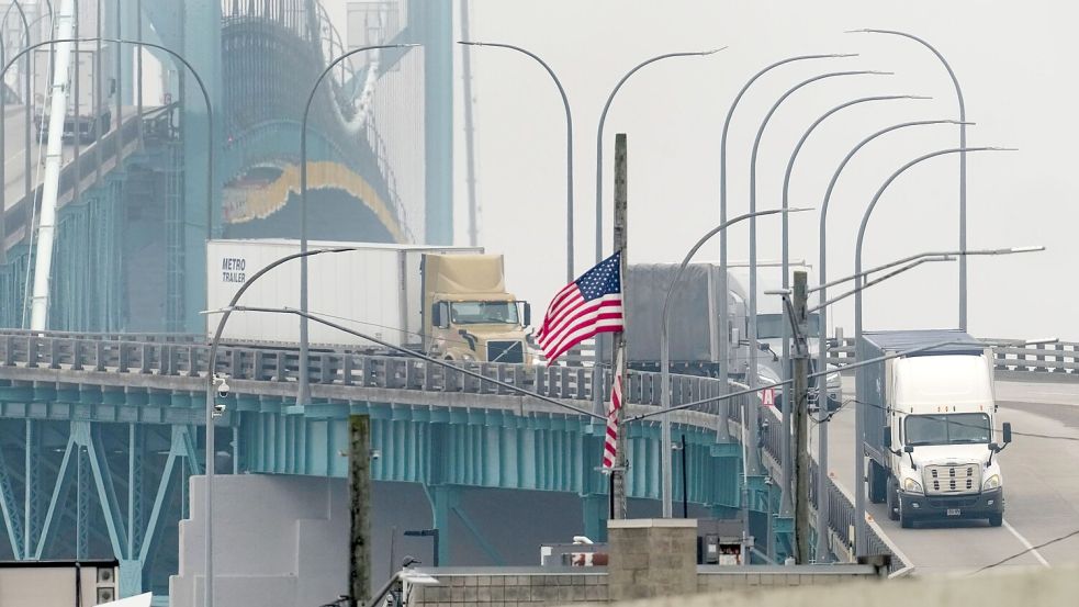 Erstmal läuft der Verkehr über die US-kanadische Grenze weiter wie bisher. (Archivbild) Foto: Paul Sancya/AP/dpa