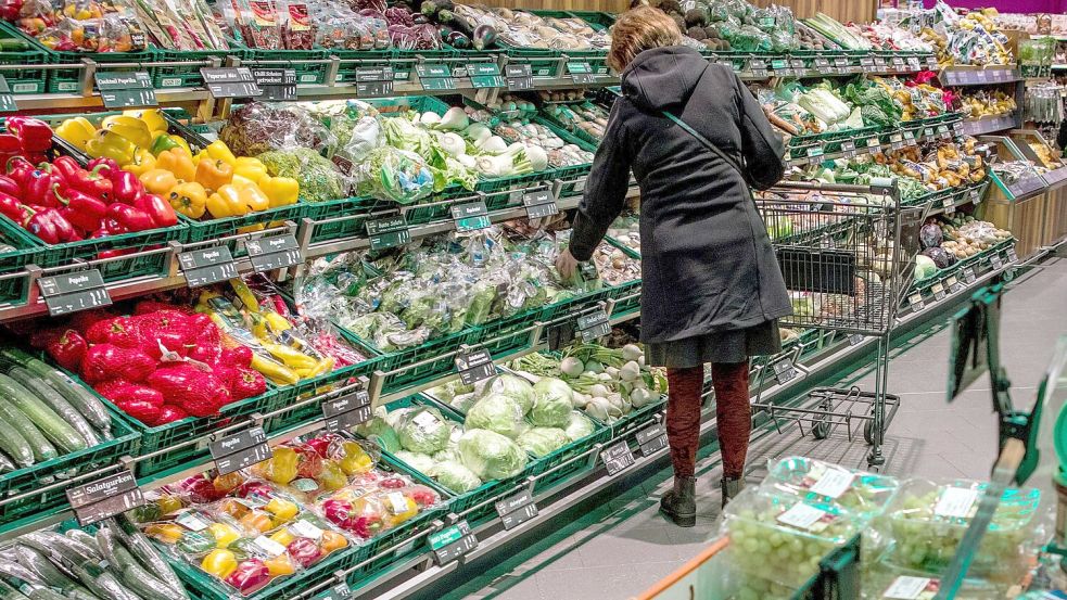 Obst ist im vergangenen Jahr etwas teuer geworden, Gemüse dafür günstiger. (Archivbild) Foto: Jens Büttner/dpa-Zentralbild/dpa