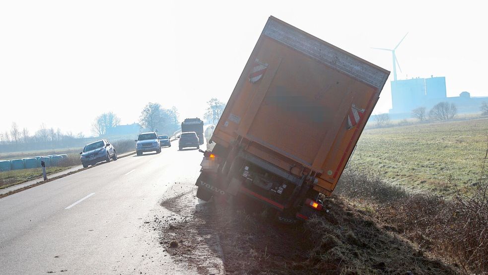 Kurz vor dem Bangsteder Verlaat kam am Montagmittag ein Lastwagenfahrer von der Straße ab. Foto: Romuald Banik