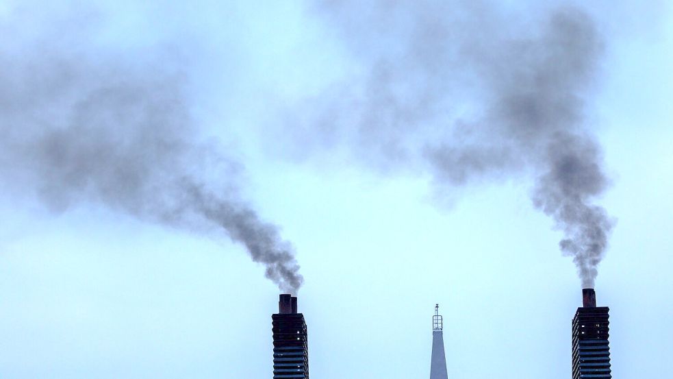 Die Schifffahrt trägt zu schätzungsweise drei bis vier Prozent der CO2-Emissionen der EU bei. (Illustration) Foto: Jens Büttner/dpa