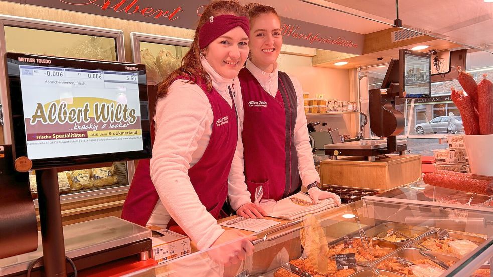 Anke Wilts und ihre Schwester Annalena verkaufen an allen drei Markttagen in Emden frisches Geflügelfleisch und Eier. Foto: Tomé