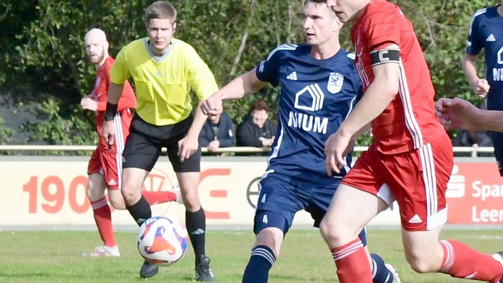 Kai Prikker (gelbes Trikot) leitet Herren-Spiele bis zur Bezirksliga. Dieses Foto entstand beim Duell zwischen dem TV Bunde und dem SV Hage im Oktober 2024. Foto: Damm