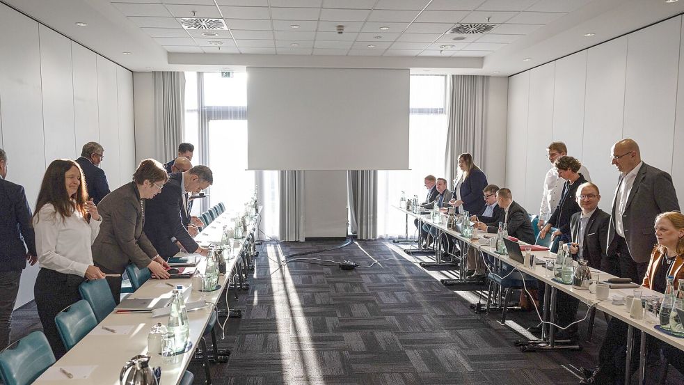 Die Eisenbahn- und Verkehrsgewerkschaft (EVG) und die Deutsche Bahn treffen sich zur zweiten Verhandlungsrunde in Berlin. Foto: Hannes P. Albert/dpa