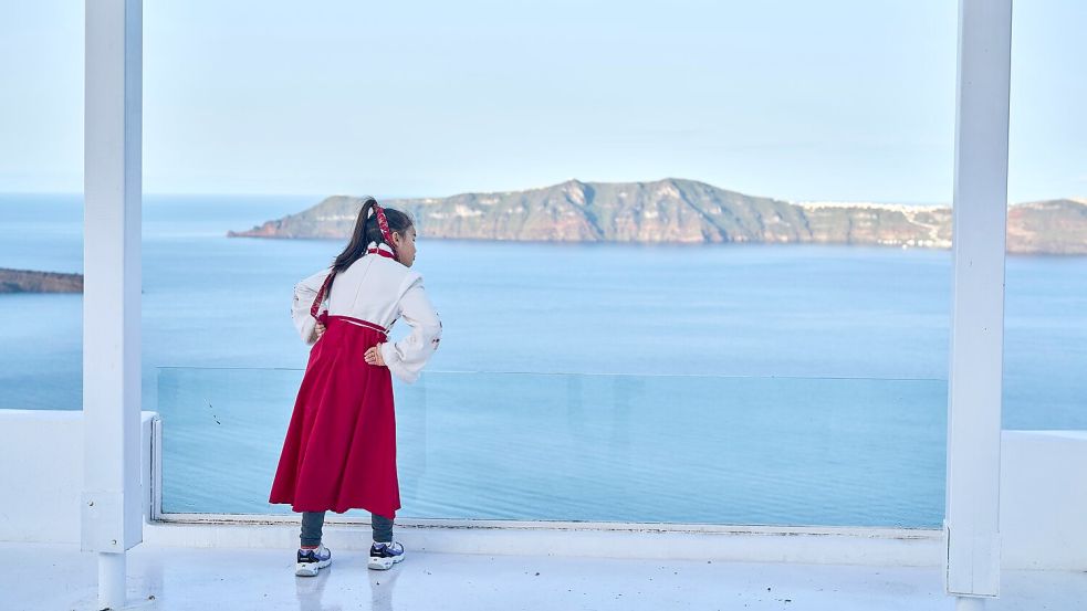 Nur wenige Touristen halten sich derzeit auf Santorini auf. Foto: Petros Giannakouris/AP/dpa