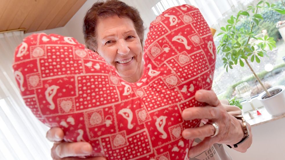 Antje de Vries hat schon viele Herzkissen genäht. Sie werden für Frauen mit Brustkrebs an das Borromäus-Hospital in Leer gespendet. Foto: Ortgies